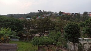 A residential area with houses on a hillside, surrounded by greenery and trees. - Apartment 4 Great Location in Alumínio (Alumínio)