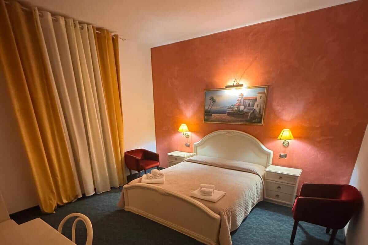 Desk, laptop workspace, travel cot, rollaway beds
