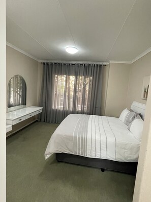 1 bedroom, WiFi, bed sheets - Ellavidha’s Place (Sandton)