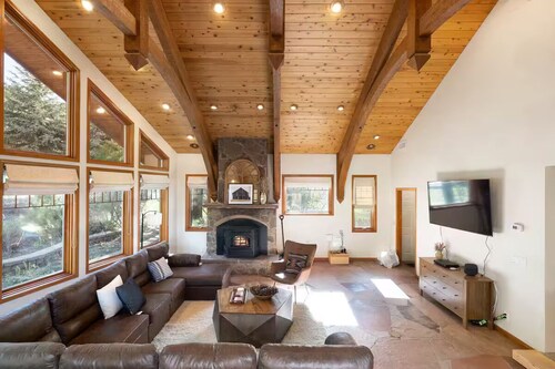 Spacious 5-bedroom house with mountain view charming Flagstaff