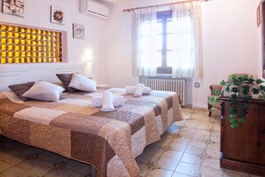5 bedrooms, iron/ironing board, free WiFi, bed sheets - FINCA FUSTERA, SPACIOUS AND FASCINATING VILLA ON THE COAST OF BENISSA. (Benisa)