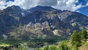 A mountainous landscape with a valley and a river. - Lammaney Homestay (Lahul)