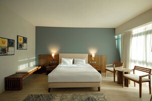 Habitación Deluxe doble, 1 cama de matrimonio, vistas a la ciudad | Caja fuerte, decoración individual, mobiliario individual y escritorio