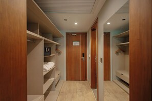 In-room safe, individually decorated, individually furnished, desk - Phoenix Hotel and Wellness  (6th of October City)