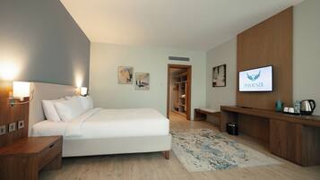 Deluxe-dobbeltværelse - 1 queensize-seng - byudsigt | Pengeskab på værelset, individuelt design, individuel indretning