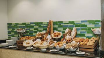 Café da manhã com buffet grátis todos os dias