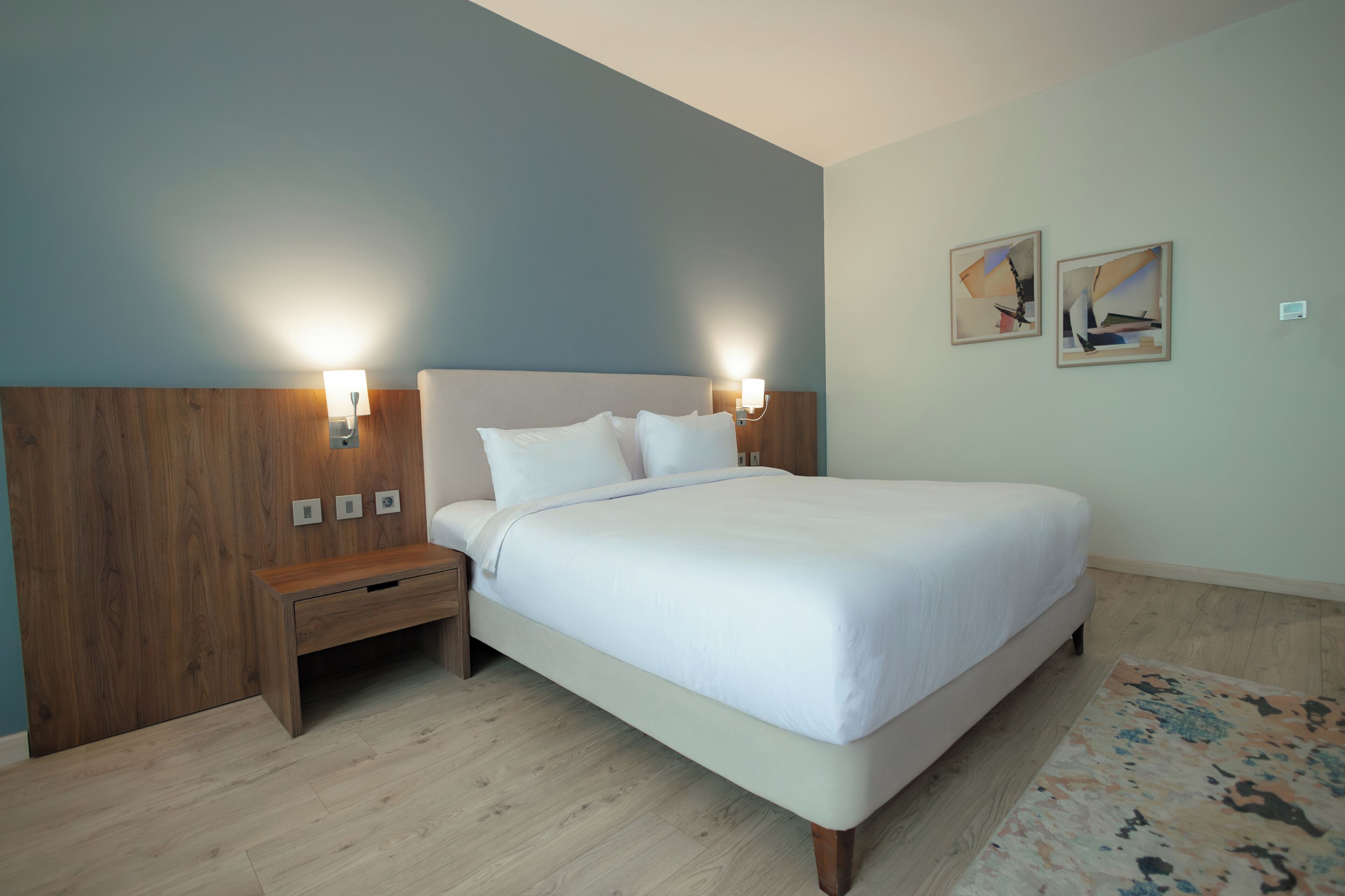 Deluxe tweepersoonskamer, 1 queensize bed, uitzicht op de stad | Een kluis op de kamer, individueel gedecoreerd, individueel gemeubileerd