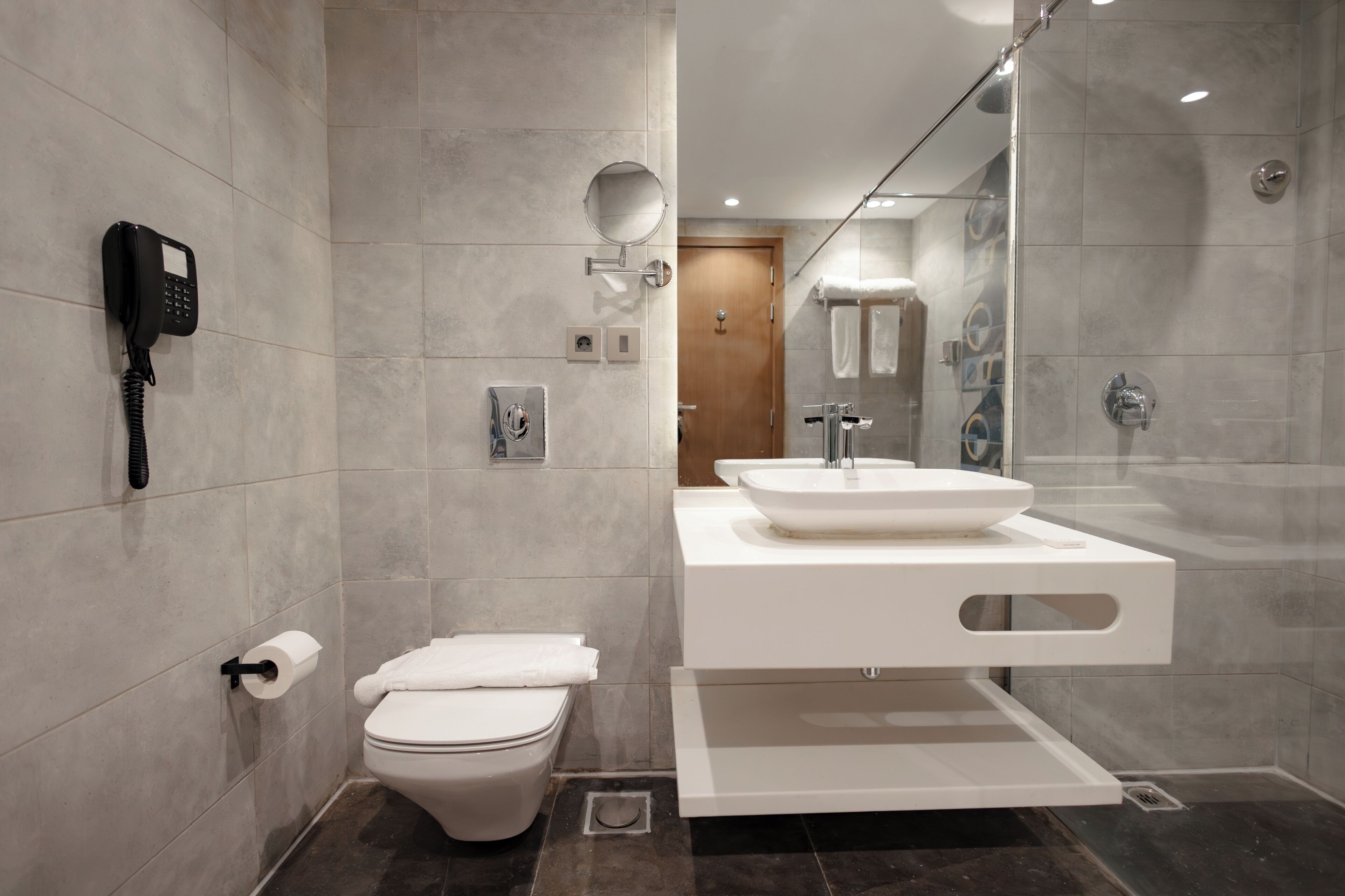 Ducha, secador de pelo, toallas y jabón