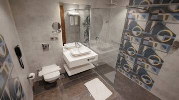 Bruser, hårtørrer, håndklæder, Sæbe