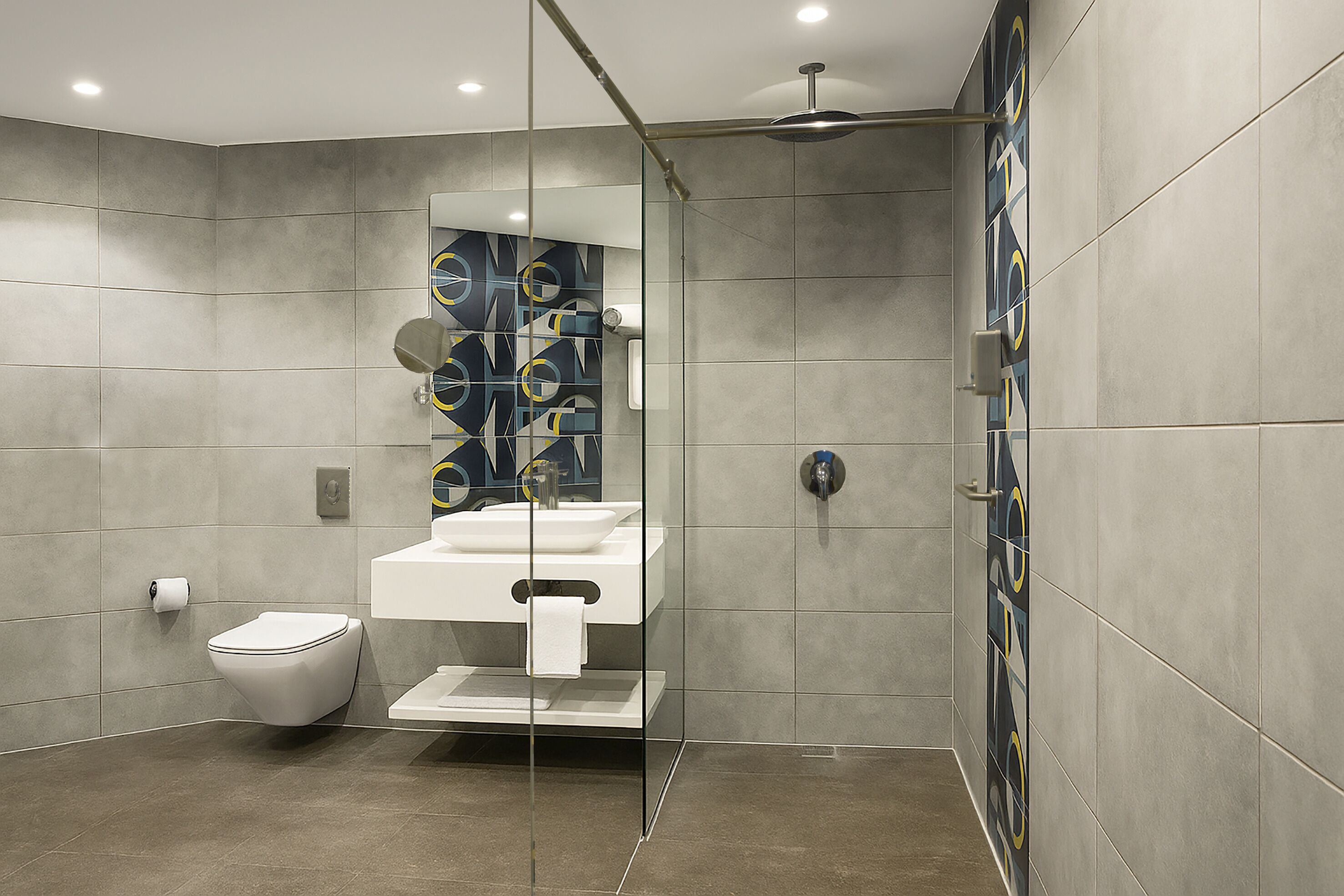 Deluxe suite, 1 queensize bed, uitzicht op de stad | Badkamer | Een douche, een haardroger, handdoeken, zeep