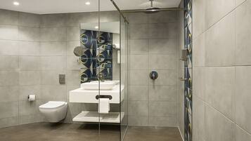 Deluxe suite, 1 queensize bed, uitzicht op de stad | Badkamer | Een douche, een haardroger, handdoeken, zeep