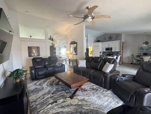 Smart TV, chimenea y libros 