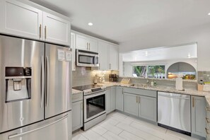Refrigerador, microondas, horno y parrilla de estufa