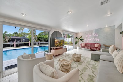 Poolside Paradise – Dock & Pool!