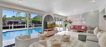 Poolside Paradise – Dock & Pool!