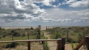 På stranden