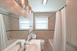 Dusche, Haartrockner, Handtücher, Shampoo
