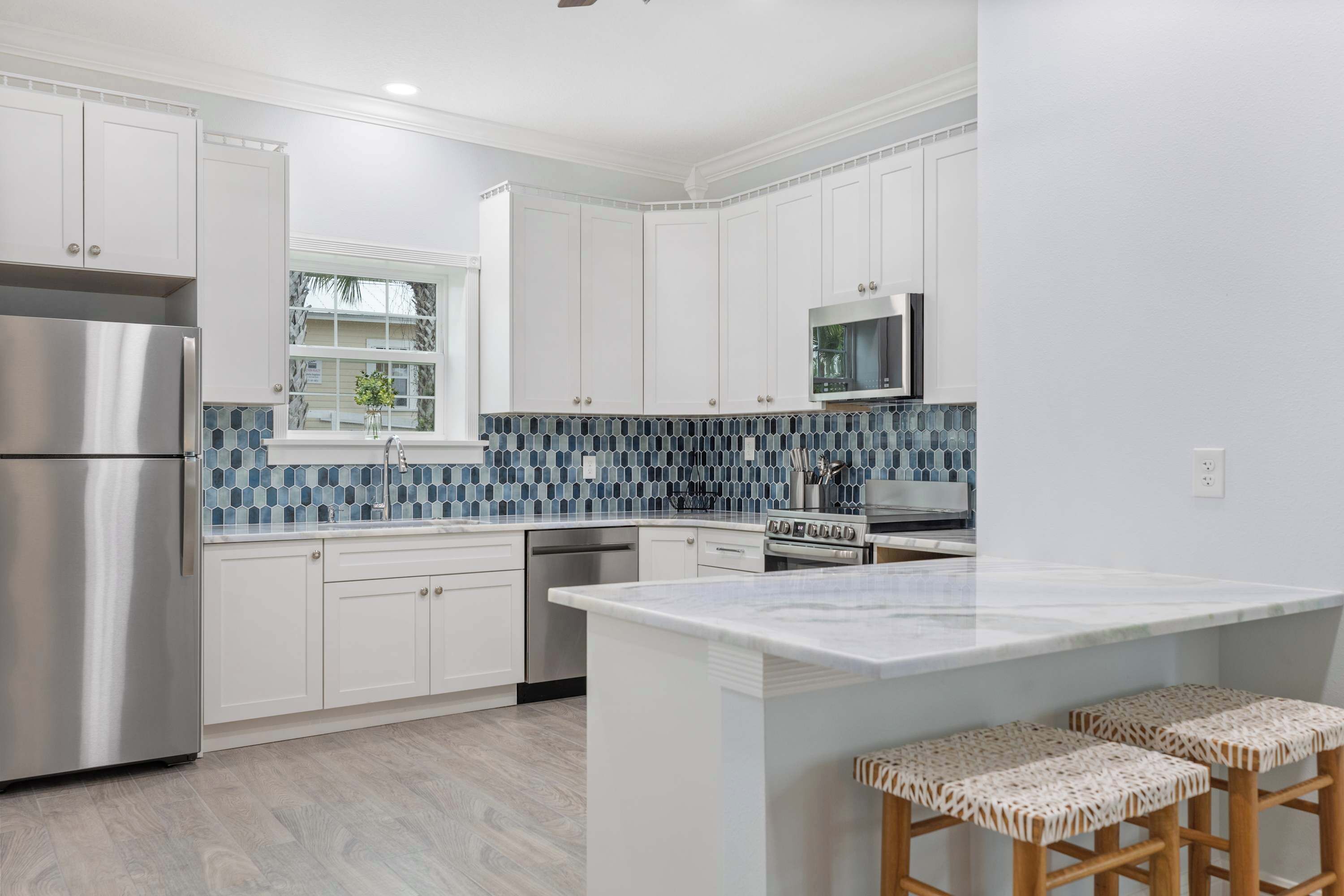 Réfrigérateur, four à micro-ondes, un four, surface de cuisson