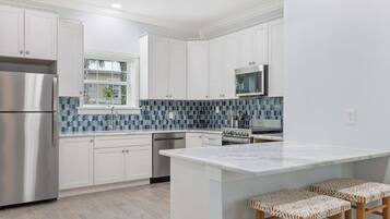 Réfrigérateur, four à micro-ondes, un four, surface de cuisson