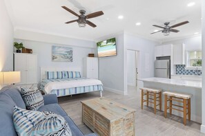 1 habitación, tabla de planchar con plancha, wifi y ropa de cama