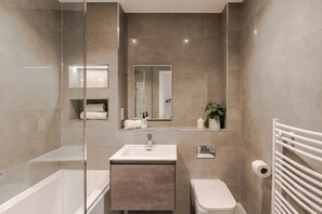 Hair dryer, towels, soap, toilet paper - The Ladywell Penthouse Lewisham with Wifi (London)