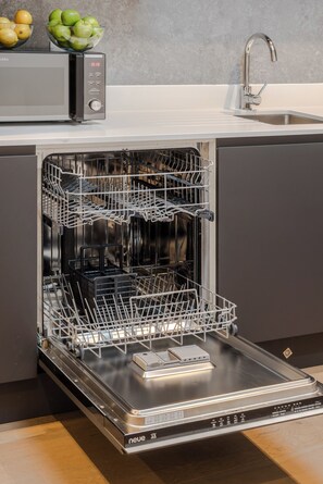 Microwave, oven, stovetop, dishwasher - The Ladywell Penthouse Lewisham with Wifi (London)