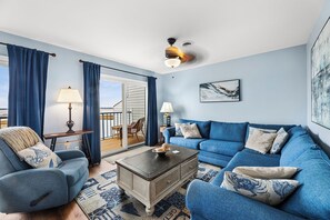 Living area - Midtown , 3 bedroom, 3 bathroom, 2 level condo, close to the beach (Ocean City)