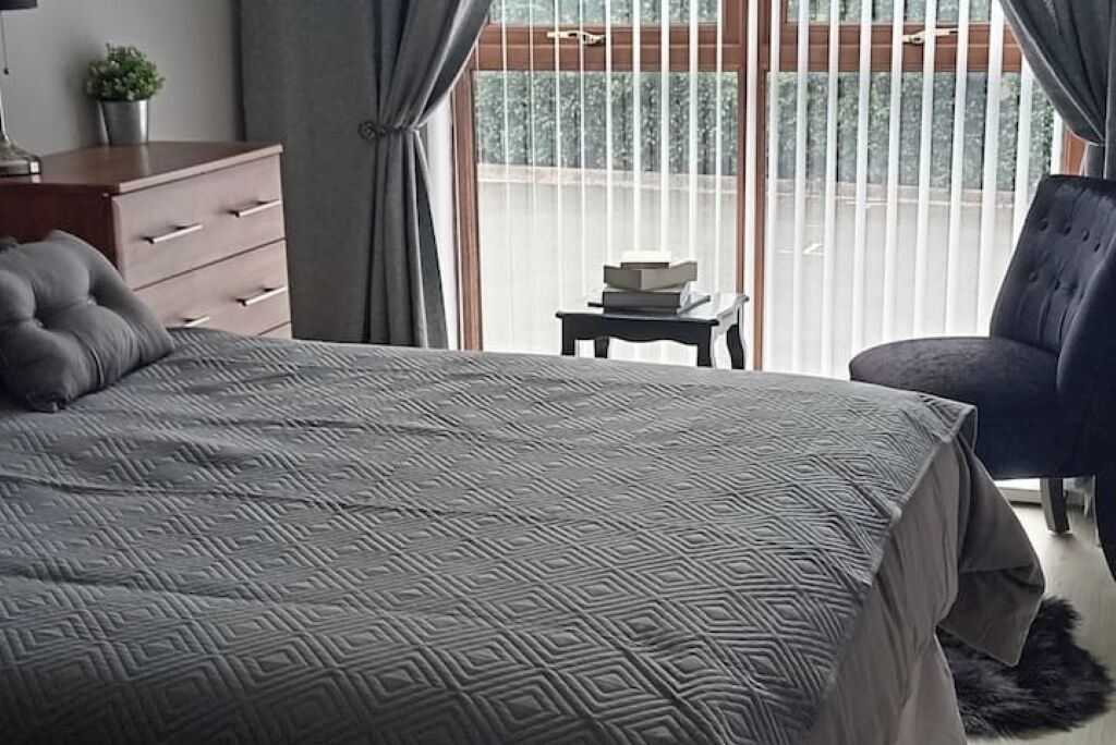 2 bedrooms, iron/ironing board, WiFi