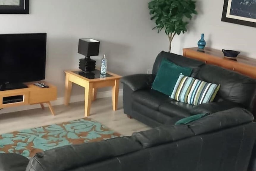 Sea Surf, 2 Bedroom, Fully Equipped Ground Floor Apartment, Sleeps 4, In City - Carrickfergus
