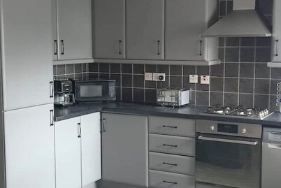 Sea Surf, 2 bedroom, fully equipped ground floor apartment, sleeps 4, in city