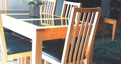 Sea Surf, 2 bedroom, fully equipped ground floor apartment, sleeps 4, in city