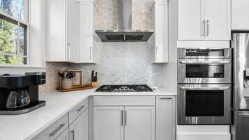 Casa, vista al resort | Cocina privada | Refrigerador con congelador, microondas, horno y parrilla de estufa