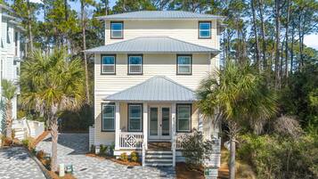 Vista frontal de la propiedad