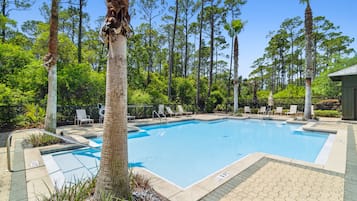 Alberca al aire libre por temporada y sombrillas en la alberca