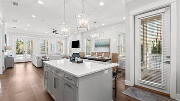 Casa, vista al resort | Cocina privada | Refrigerador con congelador, microondas, horno y parrilla de estufa