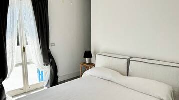 3 slaapkamers, een kluis op de kamer, een strijkplank/strijkijzer, wifi