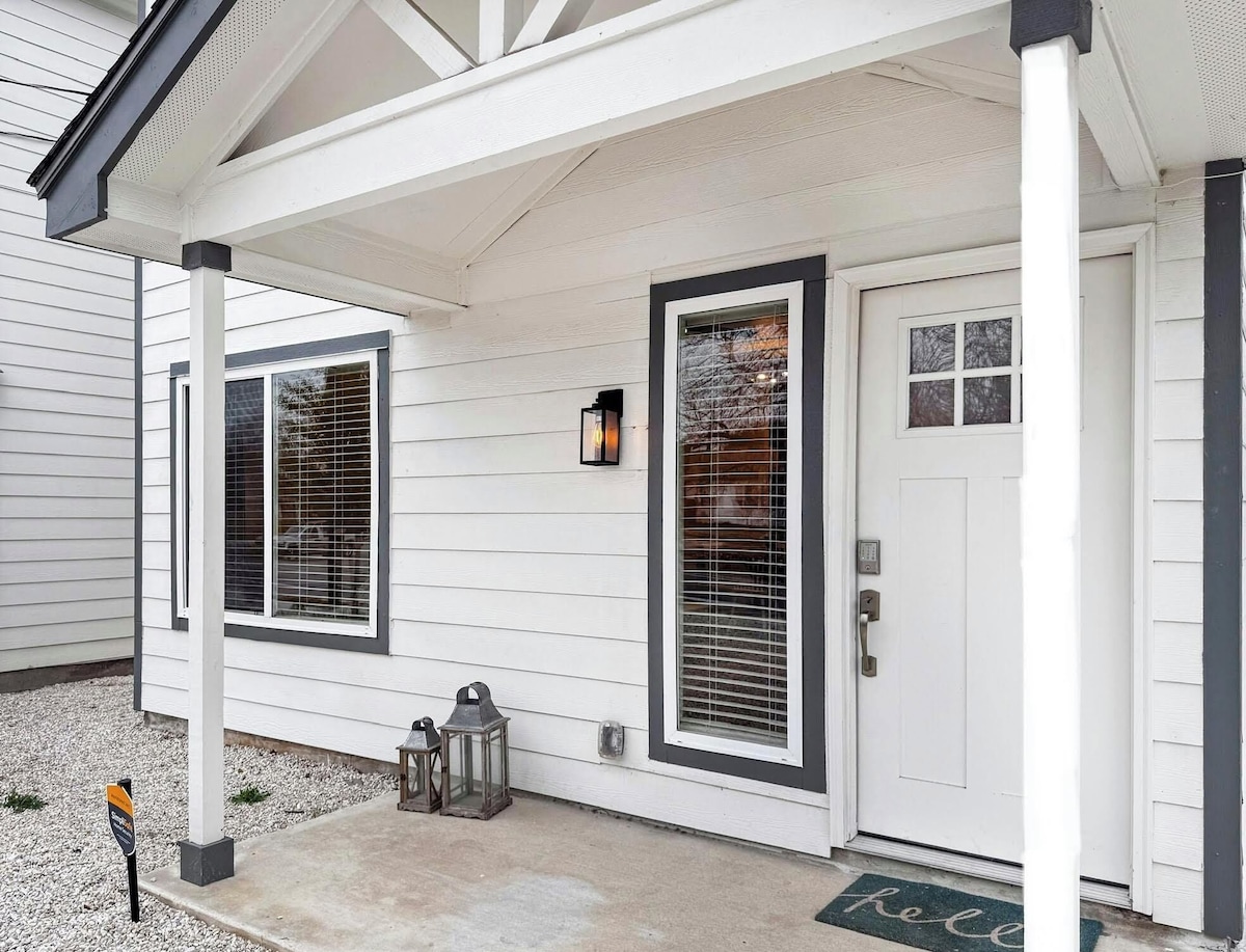 •NEW Home in Downtown-2 mi to Riverwalk•Near BMT grad•1mi to Alamodome-FrostBank