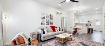 In Downtown-2 miles to Riverwalk-1 mi to Alamodome-BMT Grad