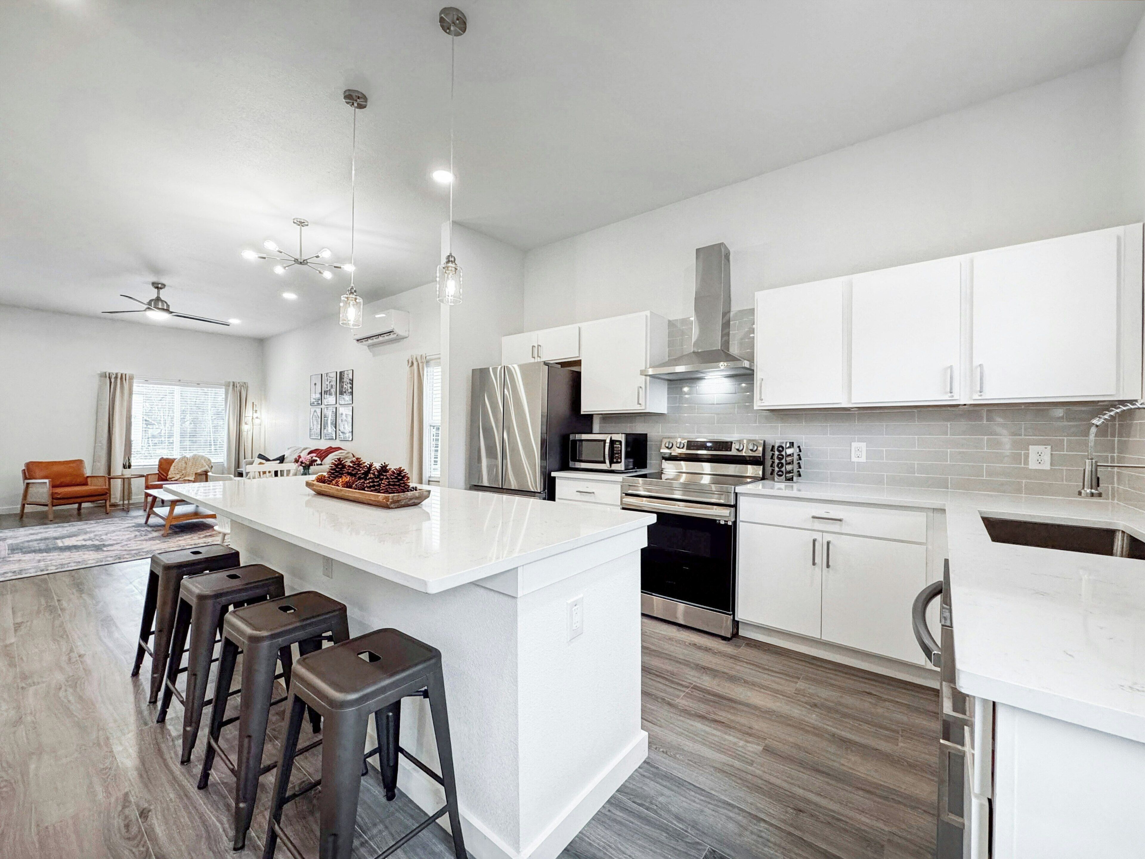 Jääkaappi, mikroaaltouuni, uuni, liesi