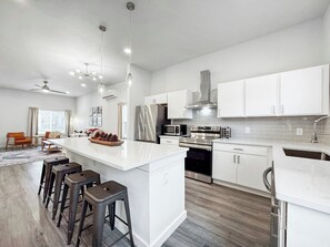 Fridge, microwave, oven, stovetop - Xmas lights on the Riverwalk-BMT grad-1mile to Alamodome•HenryGonzalez•FrostBank (San Antonio)