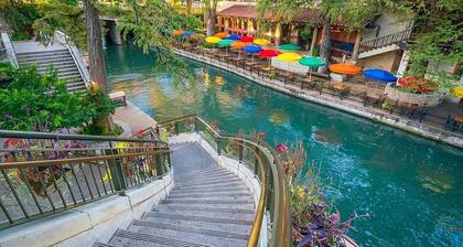 In Downtown-2 miles to Riverwalk•1 mile to Alamodome•Host for BMT Grad &military