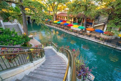 In Downtown-2 miles to Riverwalk•1 mile to Alamodome•Host for BMT Grad &military