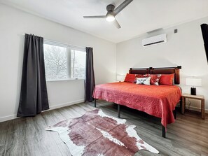 3 slaapkamers, een bureau, een strijkplank/strijkijzer, reisbedje