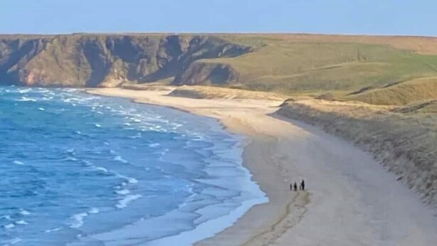 Eine Küstenlandschaft mit Klippen und einem Strand.
