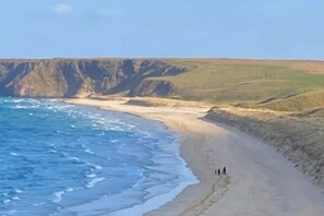 Un paisaje costero con acantilados y una playa.