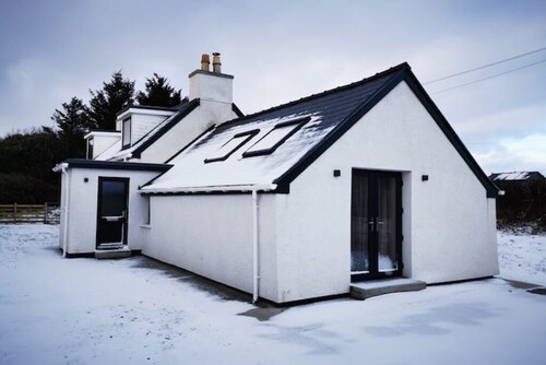 Beautifully renovated croft house with woodburning stove.Just minutes to beaches