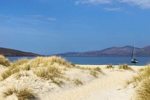 Beach - Beautifully renovated croft house with woodburning stove.Just minutes to beaches (Isle of Lewis)