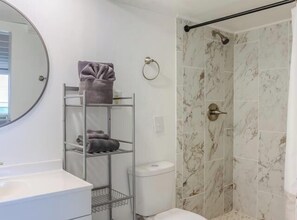 Dusj, hårføner og håndklær