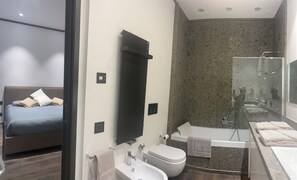 Douche, sèche-cheveux, bidet, serviettes fournies