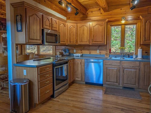 Carolina Hideaway| Blue Ridge views minutes to Downtown Waynesville